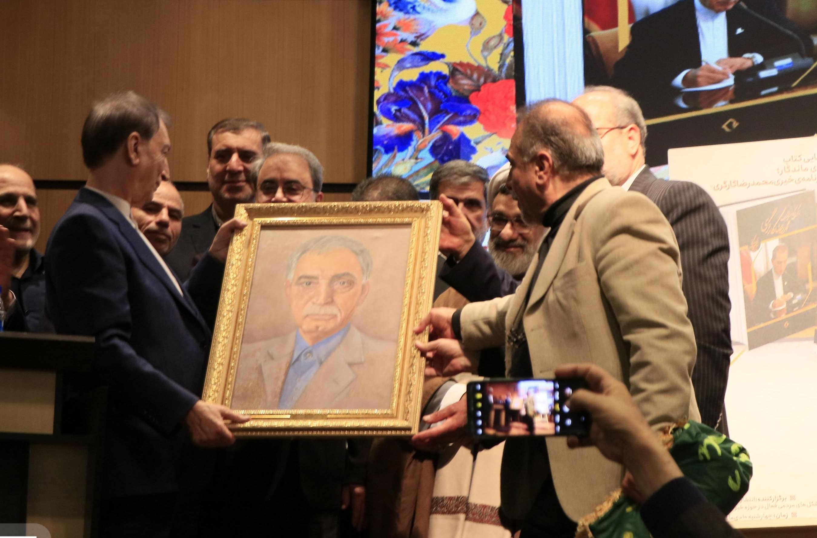 آیین رونمایی از کتاب زندگینامۀ خیّر پیشکسوت، محمدرضا کارگری برگزار شد